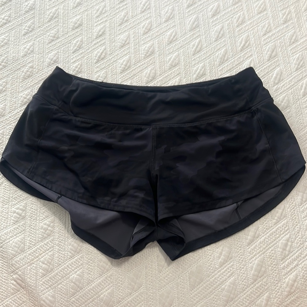 Lululemon black camo 2.5 inch size 6 Speed Up low rise shorts